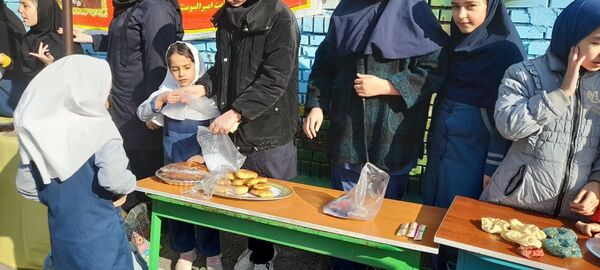 بازارچه دانش‌آموزی به‌مناسبت دهه فجر در مدرسه ربابه هاشمیان یزدی