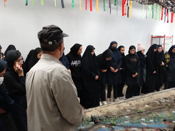 بازدید دانش‌آموزان از موزه دفاع مقدس شهرکرد