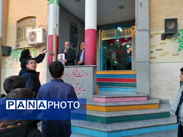 تقدیر دانش‌آموزان یک مدرسه در قم از پدر شهید کریمی