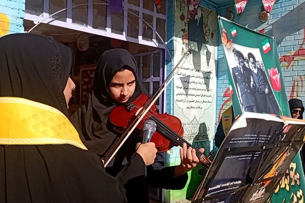 نمایشگاه بسته «ایرانمون» در دبیرستان نرجس یک