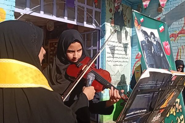 نمایشگاه بسته «ایرانمون» در دبیرستان نرجس یک
