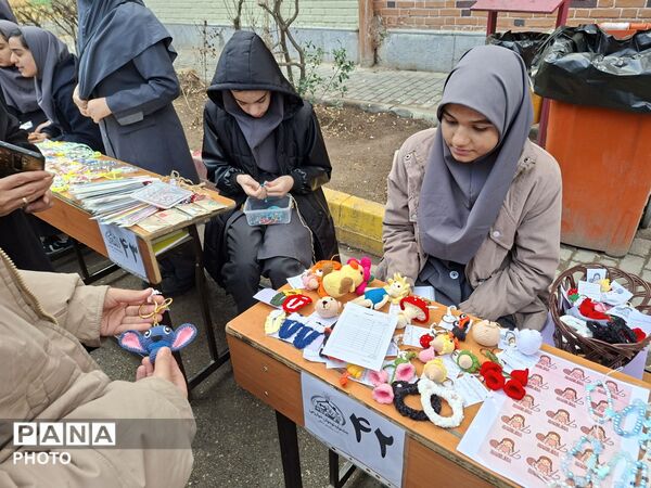 بازارچه کسب و کار دانش آموزی در دبیرستان دخترانه۱۳آبان 