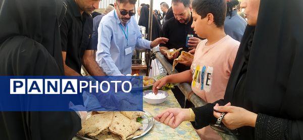 روز اربعین، در مواکب پل سیمره، خدمات‌رسانی به زائران حسینی همچنان ادامه دارد