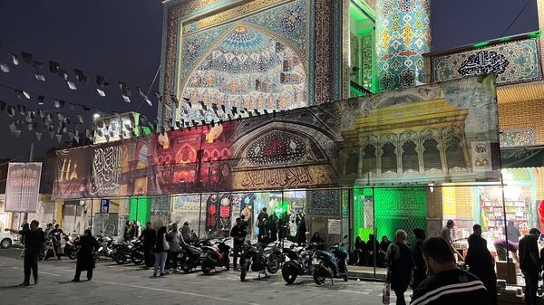 نوجوانان تهرانی هم‌نوا با اسرای کربلا به سوگ امام حسین (ع) نشستند