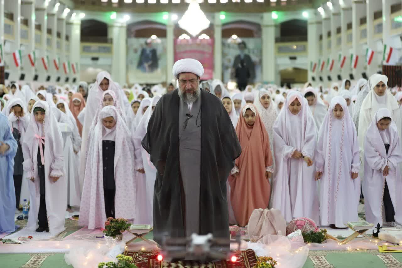 سجاده‌های صورتی با اولین ندای الله اکبر زیر پرچم ایران