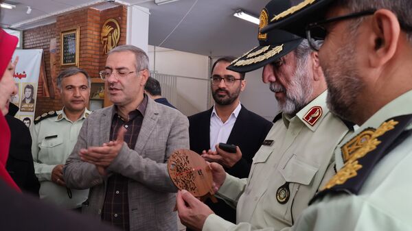 حضور فرمانده انتظامی تهران بزرگ در مراسم بازگشایی مدارس منطقه ۶؛ بازدید از دبستان تقوا پیشگان