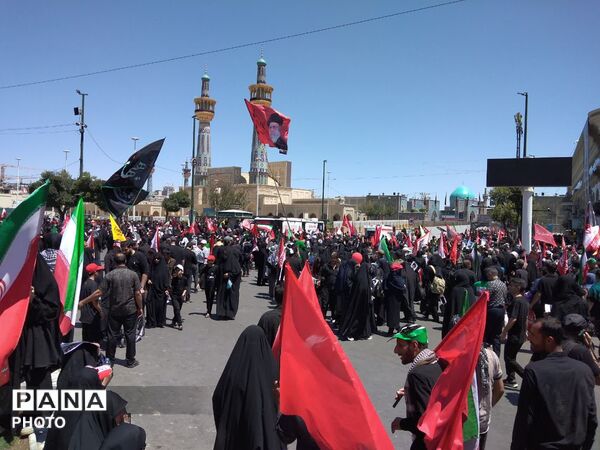تجلی عشق در مسیر وداع با رهبر شهید