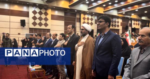 فریادهای همدلی و امید در بوشهر؛ دانش‌آموزان در تالار لیان یاد ۱۳ آبان را جاودانه کردند