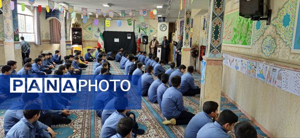 نمازجماعت پایه هشتم مدرسه زمانی با حضور مدیر آموزش و پرورش منطقه ۱۹ 