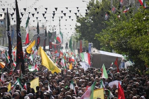 تشییع باشکوه پیکر شهدای اقتدار با حضور دانش‌آموزان رباط کریم در تهران