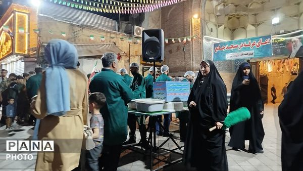 گذری بر غرفه دهه نودی ها و چایخانه حضرت زهرا(س)
