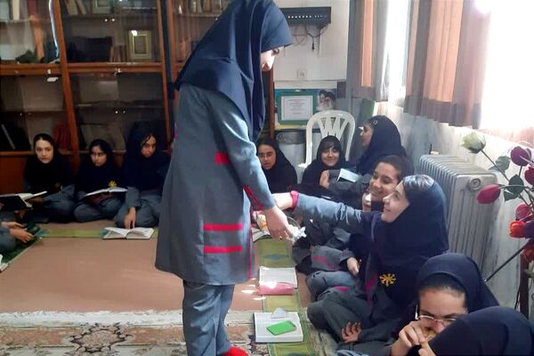 جلسه انس با قرآن و گفتمان دینی در دبیرستان فرزانگان قائمشهر