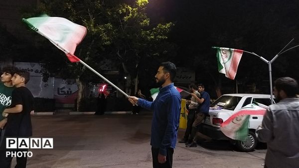 گذری بر اجتماع مردمی روبه روی دبیرستان نمونه فاطمه زهرا در نود و چهارمین شب 