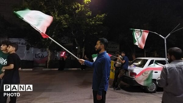 گذری بر اجتماع مردمی روبه روی دبیرستان نمونه فاطمه زهرا در نود و چهارمین شب 