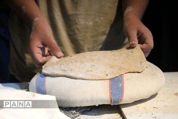 طبخ نان در تنورخانه سنتی ایران با حضور خانواده های شهدای جنگ رمضان
