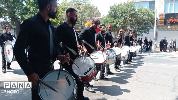 خیابان امام در روز تاسوعای حسینی حال و هوای دیگری میدهد 