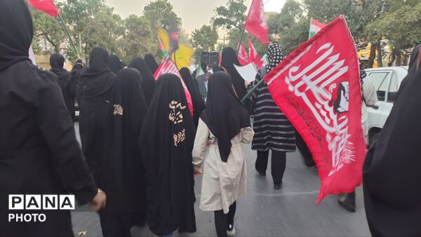 «باید برخاست» در اراک طنین‌انداز شد؛ پیام حماسه رهبر شهید به نسل نوجوان رسید