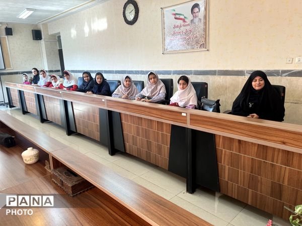 اولین جلسه آموزش خبرنگاری برای دانش‌آموزان پانا در هشتگرد 