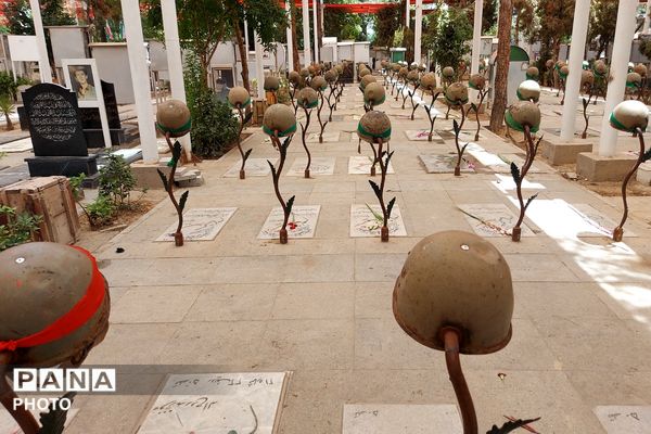 تجدید عهد با امام راحل و شهدا