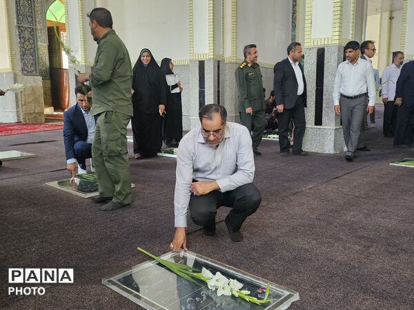 غبارروبی و عطرافشانی گلزار شهدا به مناسبت هفته دفاع مقدس