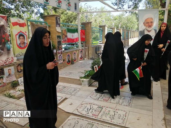 آیین گلباران مزار شهدا در سالروز تاسیس سازمان دانش‌آموزی