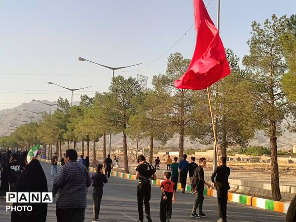 رقص پرچم‌ها در باد عزای کاشمر هم‌صدایی آسمان با زائران