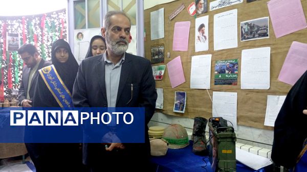 بازدید مدیر ارتباطات اتحادیه انجمن های اسلامی دانش آموزان از نمایشگاه مدرسه انقلاب در قم