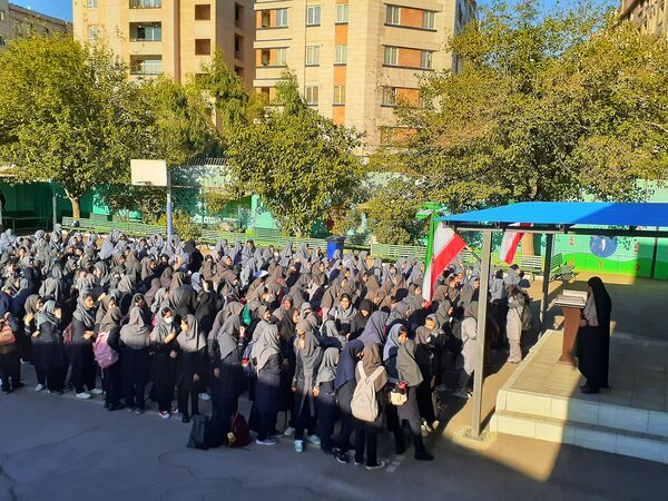 به صدا درآمدن زنگ مهر در مدرسه شایستگان منطقه ۱۶
