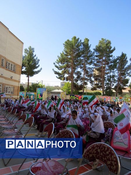 برگزاری جشن شکوفه‌های کلاس اولی‌ها در مدرسه دخترانه امام خمینی(ره) 