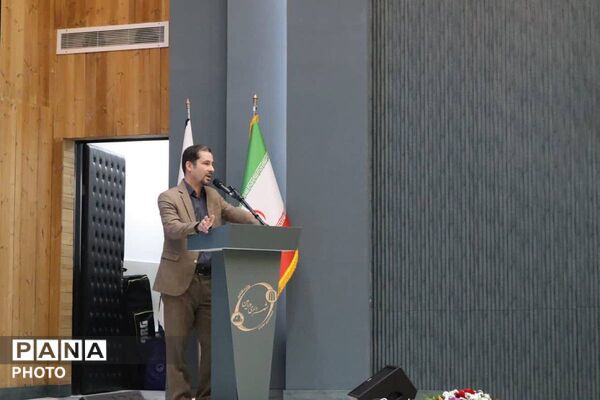 رونمایی از کتاب «از دفاع تا خدمت مقدس» 