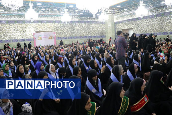 همایش تجلیل از دختران عضو هلال احمر در قم