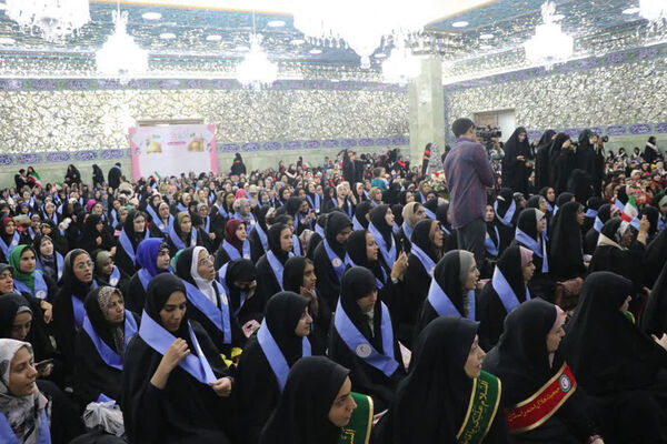 همایش تجلیل از دختران عضو هلال احمر در قم
