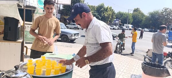 توزیع شربت و شیرینی به مناسبت میلاد پیامبر اسلام (ص) 