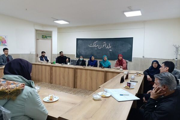  جلسه شورای معلمان دبستان شهید رجایی با محوریت طرح «رهیافت»