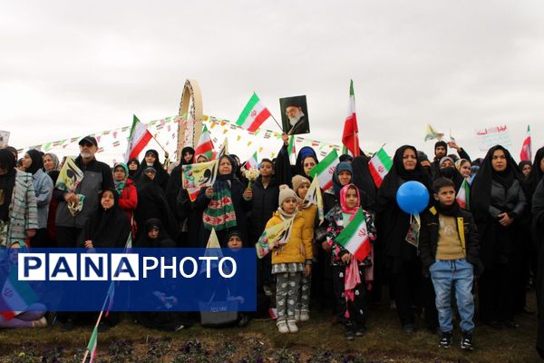 حضور گسترده اقشار مختلف مردم پردیس در راهپیمایی ۲۲ بهمن