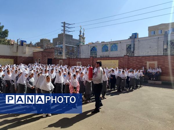 آموزش اطفای حریق به دانش‌آموزان مدرسه دخترانه شهید زین الدین