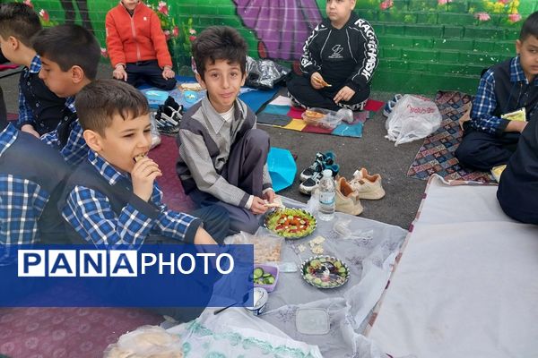 اجرای طرح «صبحانه سالم» در دبستان هیأت امنایی شهید قلنبر ناحیه دو شهرری 