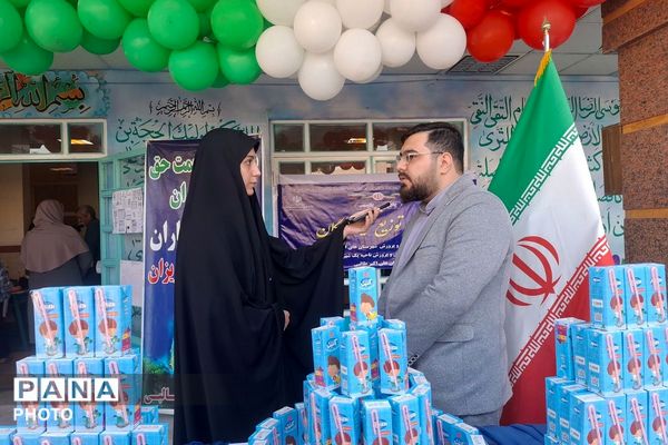 توزیع شیر رایگان در دبستان علی‌اکبر طالبی شهرری