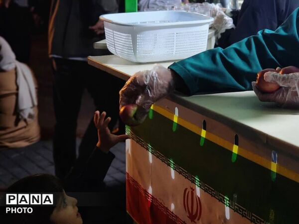 اشک‌های میناب در آغوش تهران؛ خانواده شهدا در میدان طهرانی‌مقدم