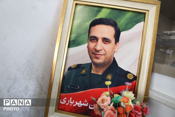 دیدار قائم مقام معاون وزیر در سازمان دانش‌آموزی با خانواده شهید اقتدار در تبریز