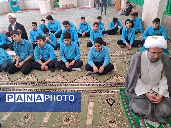 جشنِ تکلیفِ «به وقتِ میهن خدایی» دانش آموزان اشکذری همراه دستبوسی مادر