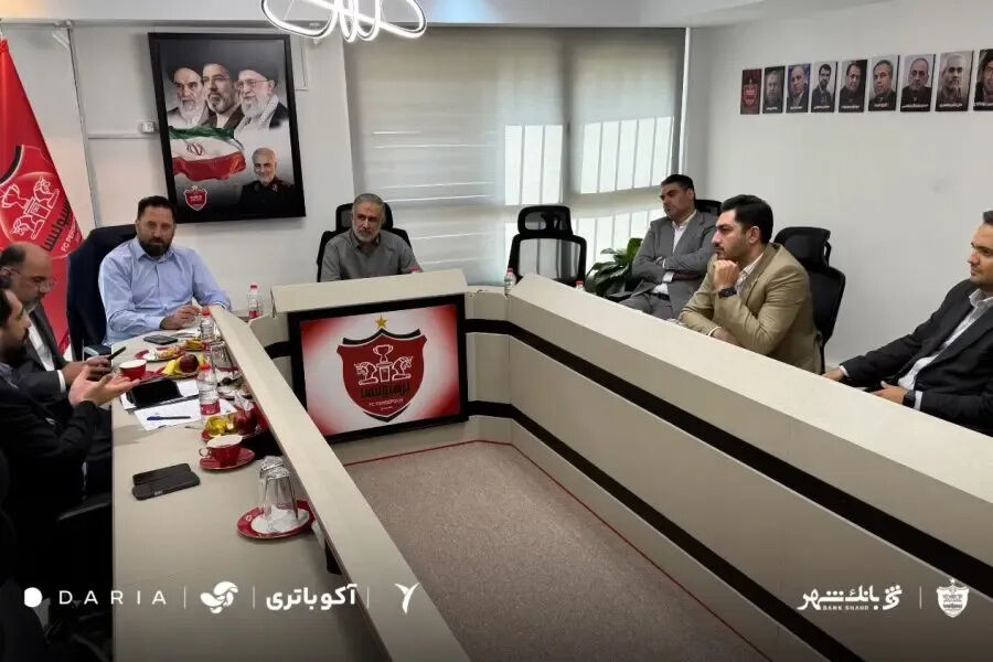 گرامیداشت یاد و خاطره شهدای دانش آموز مدرسه میناب در باشگاه پرسپولیس