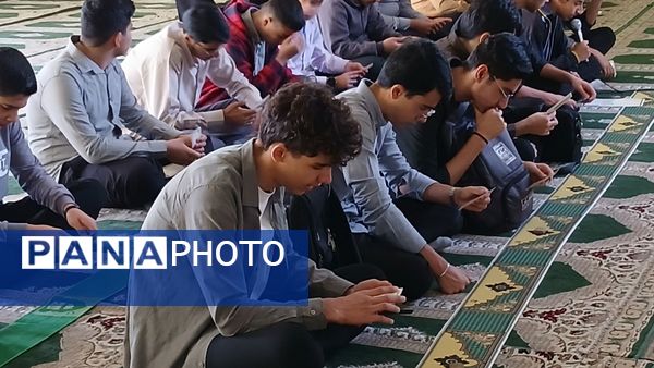 مراسم زیارت پرفیض عاشورا در دبیرستان نمونه دولتی معلم ساوجبلاغ