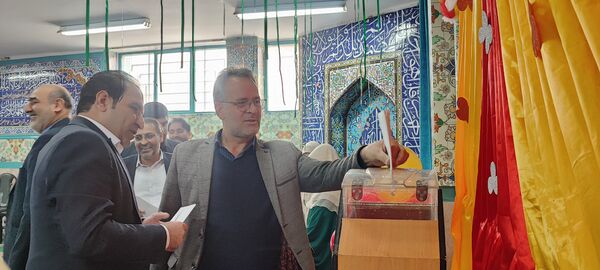 تقسیم مهربانی ها در روز نیکوکاری با حضور مسئولین در مدارس ملارد 