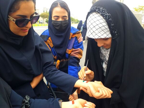 حضور دانش‌آموزان ملاردی در راهپیمایی روز سیزده آبان 