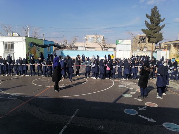  مسابقه طناب کشی به مناسبت دهه فجر در مدرسه ناهید نخودی 