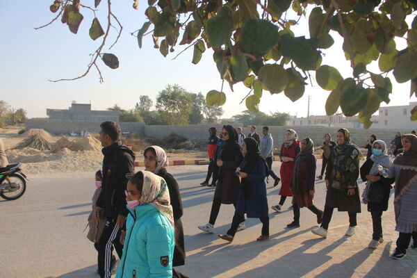 پیاده‌روی خانوادگی در روستای هلیله شهرستان بوشهر 