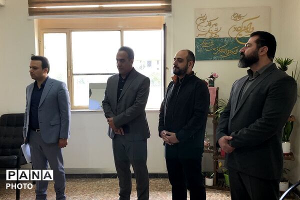 بازدید و عرض تبریک مدیر آموزش و پرورش ناحیه دو شهرری از کارکنان اداری