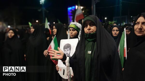 میدان امام خمینی (ره) شهرستان کوهدشت غرق در شور مردمی
