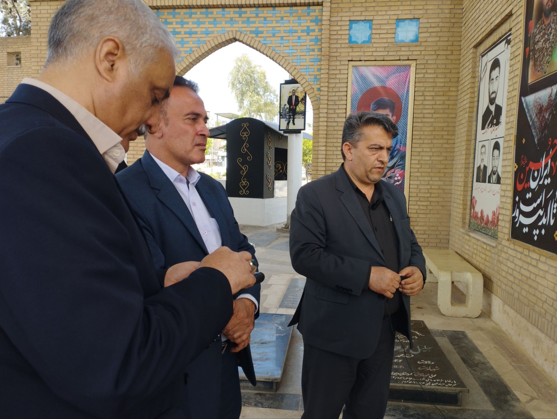 تجدید بیعت معلمان و مسئولین آموزش و پرورش پاکدشت در هفته معلم با شهدا